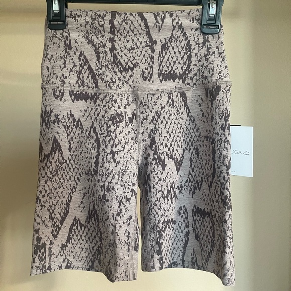 Beyond Yoga Printed High-Waisted Bike Short, color brown multi, size xs. NWT - Picture 5 of 6